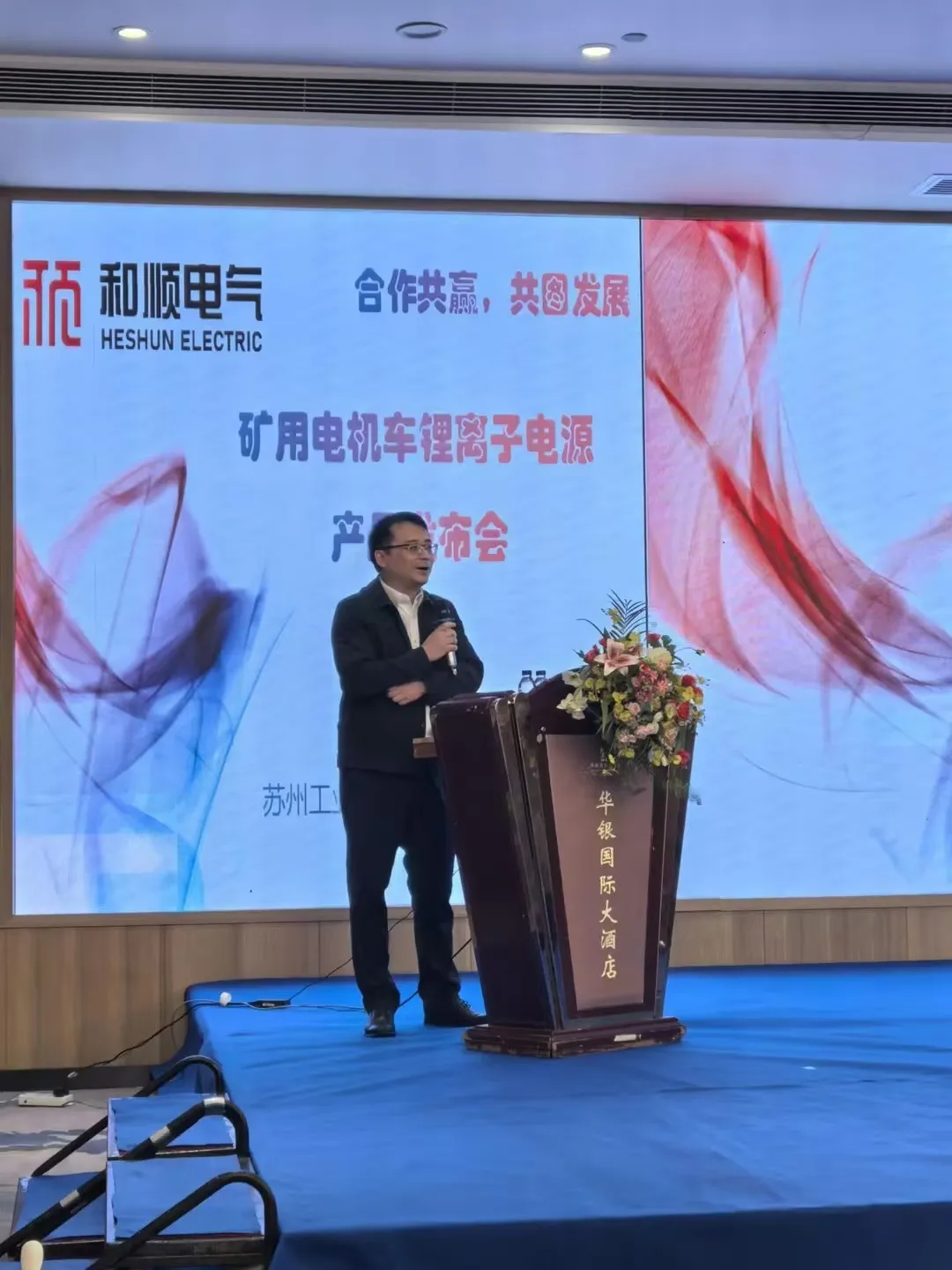 球盟会唏嘘！谢震业转头看一眼对手，提前减速放弃比赛，百米飞人认命了-球盟会